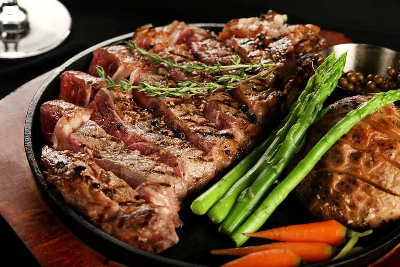 Sliced steak with grilled asparagus