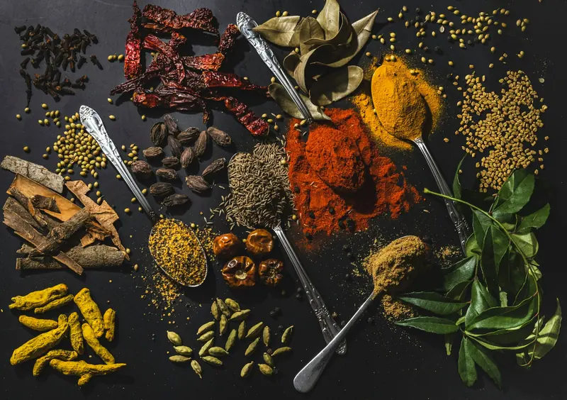 بهارات هندية كاملة ومطحونة